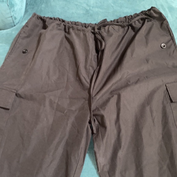 Black parachute pants no size but runs 2XL to 3XL adjustable waist. Never worn - Picture 2 of 9